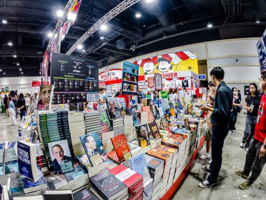 Bangkok, Tayland. - 28 Mart 2025 'te Bangkok QSNCC' deki 53. Ulusal Kitap Fuarı 'nda bir sürü yerli insan kendi çıkarları doğrultusunda alışverişe geldi..