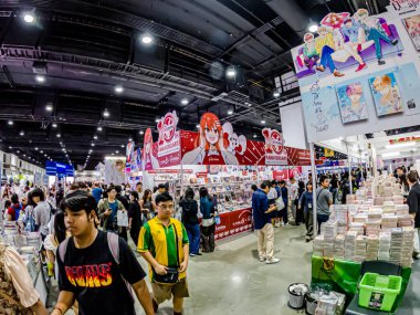 Bangkok, Tayland. - 28 Mart 2025 'te Bangkok QSNCC' deki 53. Ulusal Kitap Fuarı 'nda bir sürü yerli insan kendi çıkarları doğrultusunda alışverişe geldi..