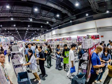 Bangkok, Tayland. - 28 Mart 2025 'te Bangkok QSNCC' deki 53. Ulusal Kitap Fuarı 'nda bir sürü yerli insan kendi çıkarları doğrultusunda alışverişe geldi..