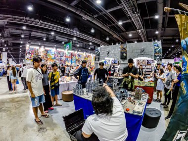 Bangkok, Tayland. - 28 Mart 2025 'te Bangkok QSNCC' deki 53. Ulusal Kitap Fuarı 'nda bir sürü yerli insan kendi çıkarları doğrultusunda alışverişe geldi..