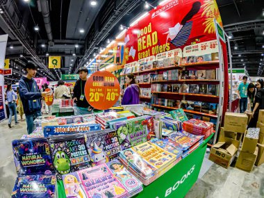 Bangkok, Tayland. - 28 Mart 2025 'te Bangkok QSNCC' deki 53. Ulusal Kitap Fuarı 'nda bir sürü yerli insan kendi çıkarları doğrultusunda alışverişe geldi..
