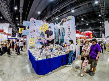 Bangkok, Tayland. - 28 Mart 2025 'te Bangkok QSNCC' deki 53. Ulusal Kitap Fuarı 'nda bir sürü yerli insan kendi çıkarları doğrultusunda alışverişe geldi..