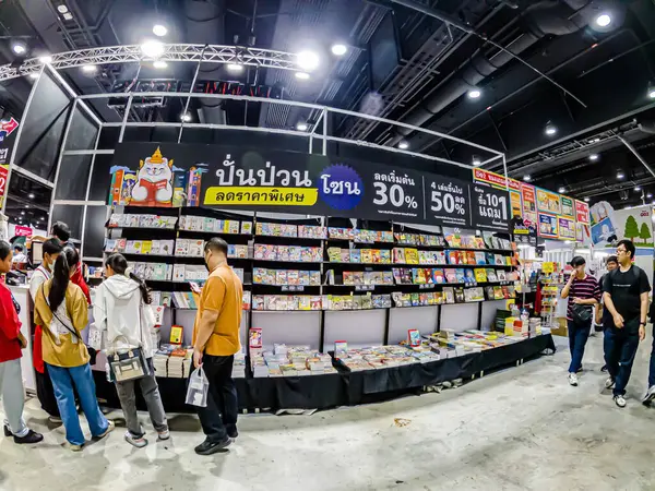 Bangkok, Tayland. - 28 Mart 2025 'te Bangkok QSNCC' deki 53. Ulusal Kitap Fuarı 'nda bir sürü yerli insan kendi çıkarları doğrultusunda alışverişe geldi..