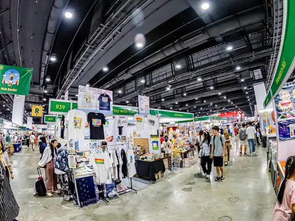 Bangkok, Tayland. - 28 Mart 2025 'te Bangkok QSNCC' deki 53. Ulusal Kitap Fuarı 'nda bir sürü yerli insan kendi çıkarları doğrultusunda alışverişe geldi..