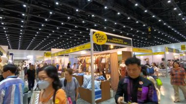 Tayland 'daki QSNCC' de 2025 sayılı Style Bangkok etkinliği. Bir sürü yerli insan alışveriş için kendi çıkarları doğrultusunda geliyor. Bangkok, Tayland. - 5 Nisan 2025.