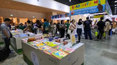 Bangkok 'taki QSNCC' de düzenlenen 53. Ulusal Kitap Fuarı 'nda bir sürü yerli insan alışveriş için kendi isteklerine göre geliyor. Bangkok, Tayland. - 28 Mart 2025.