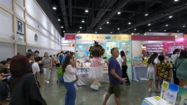 Bangkok 'taki QSNCC' de düzenlenen 53. Ulusal Kitap Fuarı 'nda bir sürü yerli insan alışveriş için kendi isteklerine göre geliyor. Bangkok, Tayland. - 28 Mart 2025.