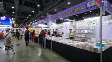 Bangkok 'taki QSNCC' de düzenlenen 53. Ulusal Kitap Fuarı 'nda bir sürü yerli insan alışveriş için kendi isteklerine göre geliyor. Bangkok, Tayland. - 28 Mart 2025.
