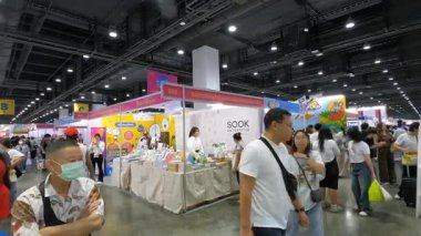 Bangkok 'taki QSNCC' de düzenlenen 53. Ulusal Kitap Fuarı 'nda bir sürü yerli insan alışveriş için kendi isteklerine göre geliyor. Bangkok, Tayland. - 28 Mart 2025.