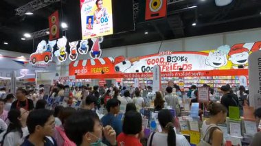 Bangkok 'taki QSNCC' de düzenlenen 53. Ulusal Kitap Fuarı 'nda bir sürü yerli insan alışveriş için kendi isteklerine göre geliyor. Bangkok, Tayland. - 28 Mart 2025.