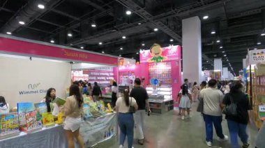 Bangkok 'taki QSNCC' de düzenlenen 53. Ulusal Kitap Fuarı 'nda bir sürü yerli insan alışveriş için kendi isteklerine göre geliyor. Bangkok, Tayland. - 28 Mart 2025.