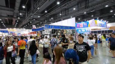 Bangkok 'taki QSNCC' de düzenlenen 53. Ulusal Kitap Fuarı 'nda bir sürü yerli insan alışveriş için kendi isteklerine göre geliyor. Bangkok, Tayland. - 28 Mart 2025.