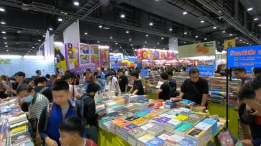 Bangkok 'taki QSNCC' de düzenlenen 53. Ulusal Kitap Fuarı 'nda bir sürü yerli insan alışveriş için kendi isteklerine göre geliyor. Bangkok, Tayland. - 28 Mart 2025.
