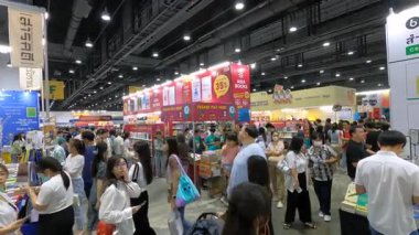 Bangkok 'taki QSNCC' de düzenlenen 53. Ulusal Kitap Fuarı 'nda bir sürü yerli insan alışveriş için kendi isteklerine göre geliyor. Bangkok, Tayland. - 28 Mart 2025.