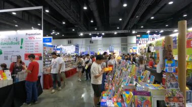 Bangkok 'taki QSNCC' de düzenlenen 53. Ulusal Kitap Fuarı 'nda bir sürü yerli insan alışveriş için kendi isteklerine göre geliyor. Bangkok, Tayland. - 28 Mart 2025.
