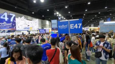 Bangkok 'taki QSNCC' de düzenlenen 53. Ulusal Kitap Fuarı 'nda bir sürü yerli insan alışveriş için kendi isteklerine göre geliyor. Bangkok, Tayland. - 28 Mart 2025.