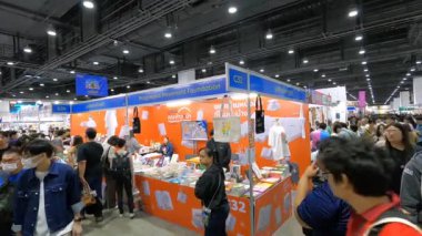 Bangkok 'taki QSNCC' de düzenlenen 53. Ulusal Kitap Fuarı 'nda bir sürü yerli insan alışveriş için kendi isteklerine göre geliyor. Bangkok, Tayland. - 28 Mart 2025.