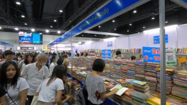 Bangkok 'taki QSNCC' de düzenlenen 53. Ulusal Kitap Fuarı 'nda bir sürü yerli insan alışveriş için kendi isteklerine göre geliyor. Bangkok, Tayland. - 28 Mart 2025.