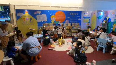 Bangkok 'taki QSNCC' de düzenlenen 53. Ulusal Kitap Fuarı 'nda bir sürü yerli insan alışveriş için kendi isteklerine göre geliyor. Bangkok, Tayland. - 28 Mart 2025.