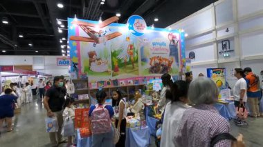 Bangkok 'taki QSNCC' de düzenlenen 53. Ulusal Kitap Fuarı 'nda bir sürü yerli insan alışveriş için kendi isteklerine göre geliyor. Bangkok, Tayland. - 28 Mart 2025.