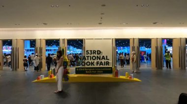 Bangkok 'taki QSNCC' de düzenlenen 53. Ulusal Kitap Fuarı 'nda bir sürü yerli insan alışveriş için kendi isteklerine göre geliyor. Bangkok, Tayland. - 28 Mart 2025.