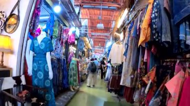 Chatuchak Haftasonu Pazarı 'nın yanındaki alışveriş alanında. Her türlü yiyecek, giysi eşyasına hediyelik eşya satıyor. Bangkok, Tayland 18 Mayıs 2025.