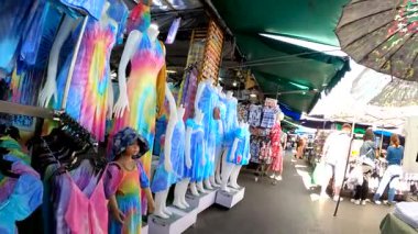 Chatuchak Haftasonu Pazarı 'nın yanındaki alışveriş alanında. Her türlü yiyecek, giysi eşyasına hediyelik eşya satıyor. Bangkok, Tayland 18 Mayıs 2025.