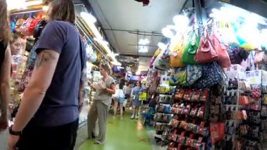 Chatuchak Haftasonu Pazarı 'nın yanındaki alışveriş alanında. Her türlü yiyecek, giysi eşyasına hediyelik eşya satıyor. Bangkok, Tayland 18 Mayıs 2025.
