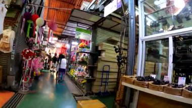 Chatuchak Haftasonu Pazarı 'nın yanındaki alışveriş alanında. Her türlü yiyecek, giysi eşyasına hediyelik eşya satıyor. Bangkok, Tayland 18 Mayıs 2025.