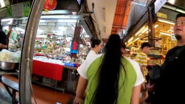 Chatuchak Haftasonu Pazarı 'nın yanındaki alışveriş alanında. Her türlü yiyecek, giysi eşyasına hediyelik eşya satıyor. Bangkok, Tayland 18 Mayıs 2025.