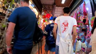 Chatuchak Haftasonu Pazarı 'nın yanındaki alışveriş alanında. Her türlü yiyecek, giysi eşyasına hediyelik eşya satıyor. Bangkok, Tayland 18 Mayıs 2025.