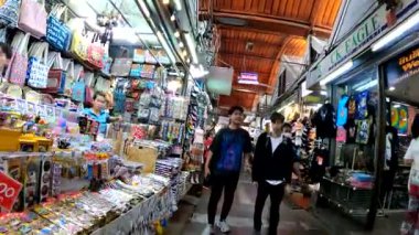 Chatuchak Haftasonu Pazarı 'nın yanındaki alışveriş alanında. Her türlü yiyecek, giysi eşyasına hediyelik eşya satıyor. Bangkok, Tayland 18 Mayıs 2025.
