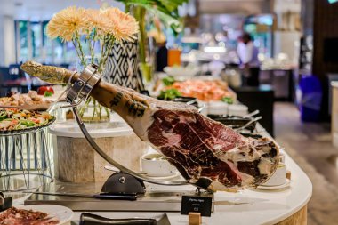 Ratchada yolundaki Avani Otel 'de yemek sunumu. Yerlerinde yerel ve turistler için çeşitli yemek servisleri var. Bangkok, Tayland. - 30 Nisan 2025.