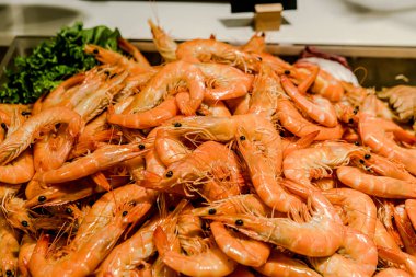 Ratchada yolundaki Avani Otel 'de yemek sunumu. Yerlerinde yerel ve turistler için çeşitli yemek servisleri var. Bangkok, Tayland. - 30 Nisan 2025.