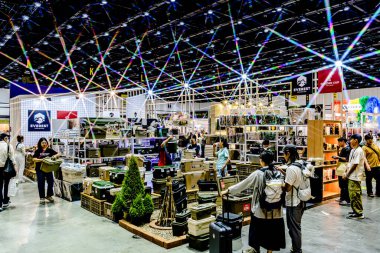 Tayland 'daki QSNCC' de 2025 sayılı Style Bangkok etkinliği. Bir sürü yerli insan alışveriş için kendi çıkarları doğrultusunda geliyor. Bangkok, Tayland. - 5 Nisan 2025.