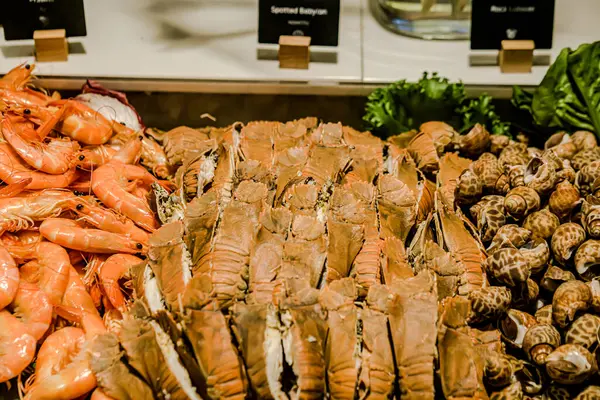 Ratchada yolundaki Avani Otel 'de yemek sunumu. Yerlerinde yerel ve turistler için çeşitli yemek servisleri var. Bangkok, Tayland. - 30 Nisan 2025.