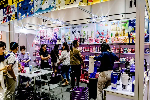 Tayland 'daki QSNCC' de 2025 sayılı Style Bangkok etkinliği. Bir sürü yerli insan alışveriş için kendi çıkarları doğrultusunda geliyor. Bangkok, Tayland. - 5 Nisan 2025.