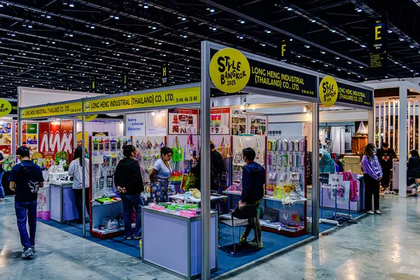 Tayland 'daki QSNCC' de 2025 sayılı Style Bangkok etkinliği. Bir sürü yerli insan alışveriş için kendi çıkarları doğrultusunda geliyor. Bangkok, Tayland. - 5 Nisan 2025.