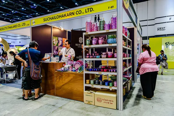 Tayland 'daki QSNCC' de 2025 sayılı Style Bangkok etkinliği. Bir sürü yerli insan alışveriş için kendi çıkarları doğrultusunda geliyor. Bangkok, Tayland. - 5 Nisan 2025.