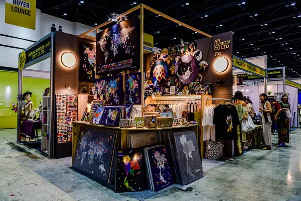 Tayland 'daki QSNCC' de 2025 sayılı Style Bangkok etkinliği. Bir sürü yerli insan alışveriş için kendi çıkarları doğrultusunda geliyor. Bangkok, Tayland. - 5 Nisan 2025.