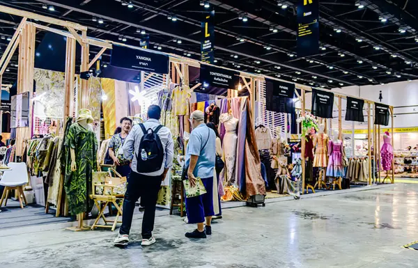 Tayland 'daki QSNCC' de 2025 sayılı Style Bangkok etkinliği. Bir sürü yerli insan alışveriş için kendi çıkarları doğrultusunda geliyor. Bangkok, Tayland. - 5 Nisan 2025.