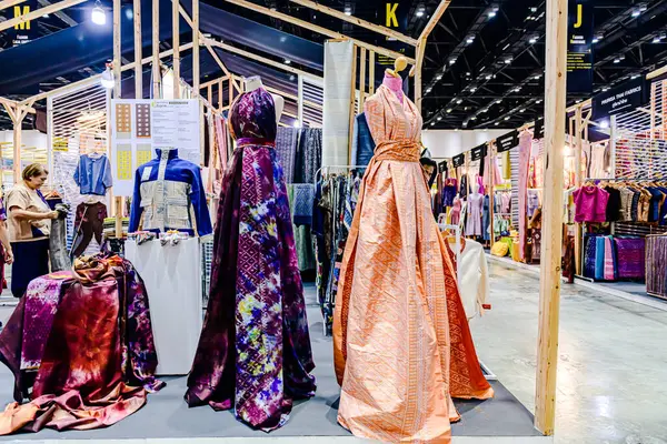 Tayland 'daki QSNCC' de 2025 sayılı Style Bangkok etkinliği. Bir sürü yerli insan alışveriş için kendi çıkarları doğrultusunda geliyor. Bangkok, Tayland. - 5 Nisan 2025.