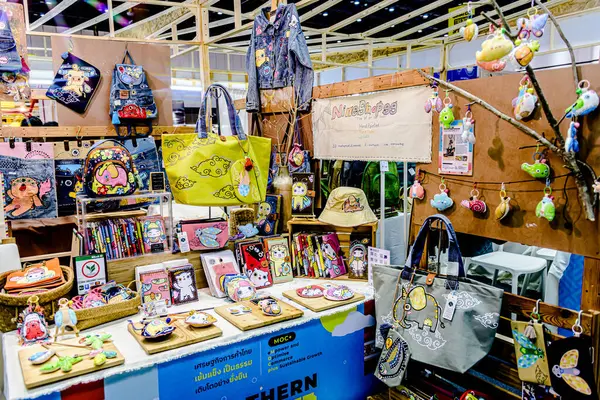 Tayland 'daki QSNCC' de 2025 sayılı Style Bangkok etkinliği. Bir sürü yerli insan alışveriş için kendi çıkarları doğrultusunda geliyor. Bangkok, Tayland. - 5 Nisan 2025.