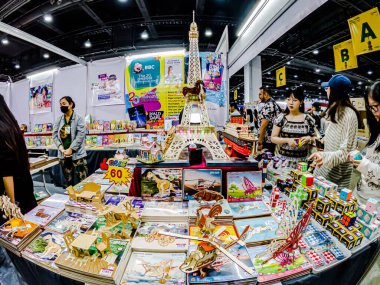 Bangkok 'taki QSNCC' de düzenlenen 53. Ulusal Kitap Fuarı 'nda bir sürü yerli insan alışveriş için kendi isteklerine göre geliyor. Bangkok, Tayland. - 3 Nisan 2025.