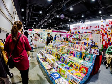 Bangkok 'taki QSNCC' de düzenlenen 53. Ulusal Kitap Fuarı 'nda bir sürü yerli insan alışveriş için kendi isteklerine göre geliyor. Bangkok, Tayland. - 3 Nisan 2025.