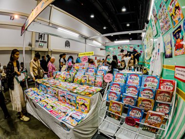 Bangkok 'taki QSNCC' de düzenlenen 53. Ulusal Kitap Fuarı 'nda bir sürü yerli insan alışveriş için kendi isteklerine göre geliyor. Bangkok, Tayland. - 3 Nisan 2025.