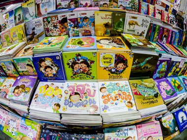 Bangkok 'taki QSNCC' de düzenlenen 53. Ulusal Kitap Fuarı 'nda bir sürü yerli insan alışveriş için kendi isteklerine göre geliyor. Bangkok, Tayland. - 3 Nisan 2025.