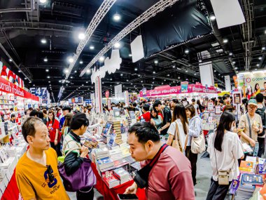 Bangkok 'taki QSNCC' de düzenlenen 53. Ulusal Kitap Fuarı 'nda bir sürü yerli insan alışveriş için kendi isteklerine göre geliyor. Bangkok, Tayland. - 3 Nisan 2025.