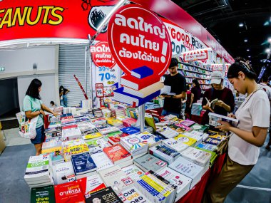 Bangkok 'taki QSNCC' de düzenlenen 53. Ulusal Kitap Fuarı 'nda bir sürü yerli insan alışveriş için kendi isteklerine göre geliyor. Bangkok, Tayland. - 3 Nisan 2025.
