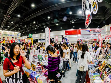 Bangkok 'taki QSNCC' de düzenlenen 53. Ulusal Kitap Fuarı 'nda bir sürü yerli insan alışveriş için kendi isteklerine göre geliyor. Bangkok, Tayland. - 3 Nisan 2025.